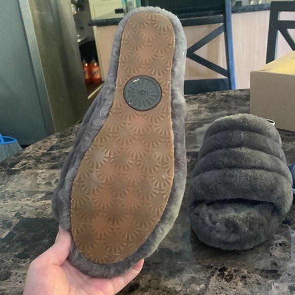 UGG slides - Picture 2 of 4